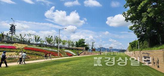 ▲ 순천만 국제정원박람회에 동천과 연결해 조성한 ‘그린아일랜드’는 아스팔트 도로를 녹색으로 입힌 새로운 시도로 주목받고 있다.