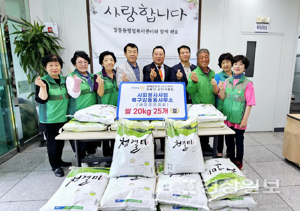북울산 로타리 클럽(회장:최진석)은 28일 북구 강동동 새마을협의회를 통해 강동동 취약계층 지원을 위해 백미 20kg 25포(180만원 상당)을 강동동행정복지센터에 전달했다. 사진영상부 김경우 기자 woo@ksilbo.co.kr