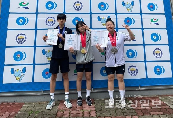 전국역도선수권대회에서 입상한 울산스포츠과학중학교 역도부 학생선수들.