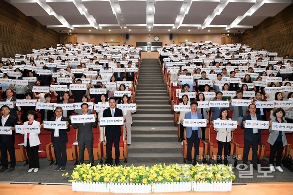 울주군은 3일 군청 알프스홀에서 직원 400여명이 참석한 가운데 이 취임 1주년 기념식을 개최했다.