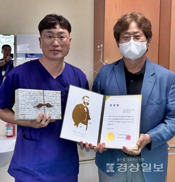 이도왕(왼쪽) 울산대병원 진단검사의학팀 임상병리사가 대한적십자사 혈액관리본부 표창을 받았다.