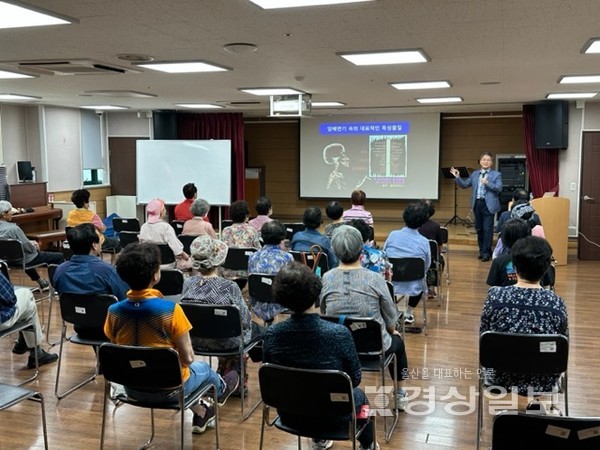 울산 울주군보건소는 4일 신송우 울들병원 건강연구소장을 초청해 울주군 삼남면 서부노인복지관 강당에서 노인을 대상으로 금연·절주 교육을 실시했다.