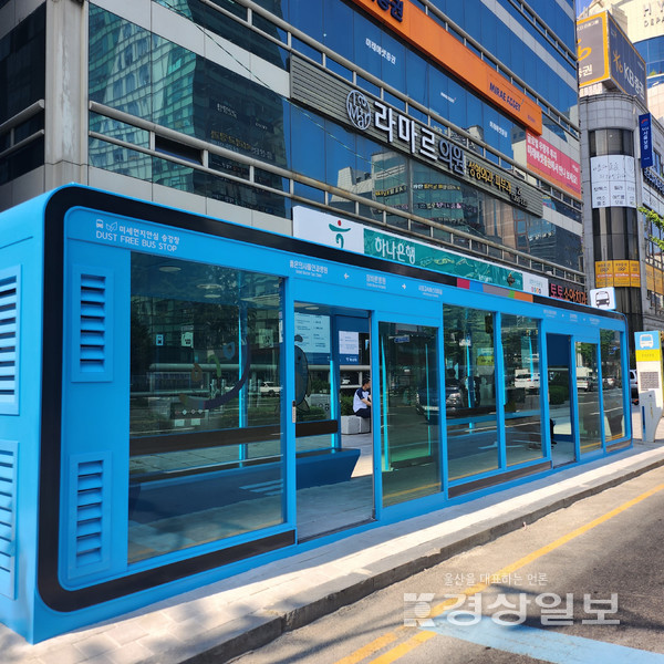 울산 남구의 '참바른병원(40418)' 정류장에 설치된 스마트 승강장. 지난 6월 개소한 승강장에는 휴대전화 충전기, 미세먼지 측정기, 공기청정기 등이 설치돼있다.