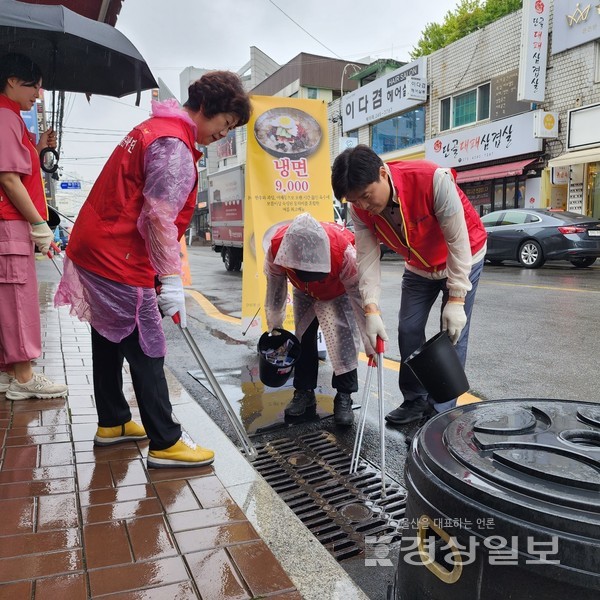 (사)당근 봉사단(단장 김종윤)은 단원들과 함께 7월 8일 울산 중구 관내 침수 취약 지역을 찾아 빗물받이를 점검하고 장마 때 막히지 않도록 담배꽁초, 쓰레기 등을 청소했다.