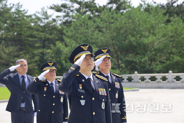 울산해양경찰서는 정욱한 신임 울산해양경찰서장이 취임 후 첫 일정으로 과장 등 주요 보직자들과 함께 울산대공원 현충탑을 방문했다고 10일 밝혔다.