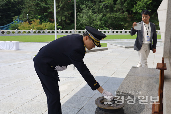 울산해양경찰서는 정욱한 신임 울산해양경찰서장이 취임 후 첫 일정으로 과장 등 주요 보직자들과 함께 울산대공원 현충탑을 방문했다고 10일 밝혔다.