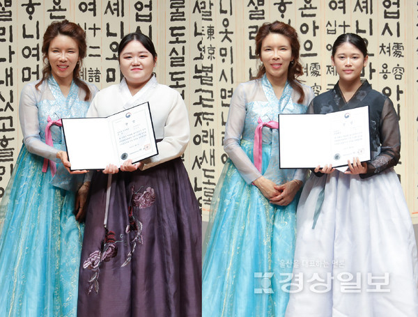 지난 8~9일 열린 제26회 울산시 전국 국악경연대회 결과 전소이(왼쪽)씨와 김민서 학생이 각각 일반부와 학생부에서 최고상인 문화체육관광부 장관상을 받은 뒤 기념촬영하고 있다.