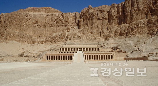 ▲ ‘왕가의 계곡’에 위치한 핫 셉수트 장제전