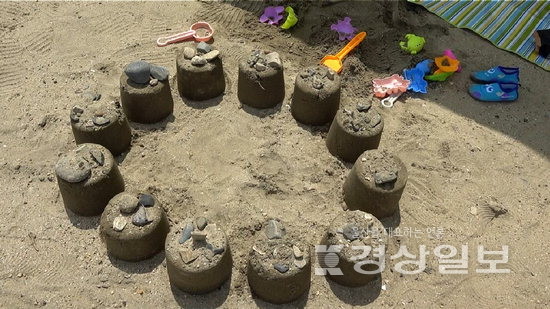 ▲ 아이들이 만든 모래성.