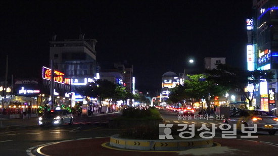 ▲ 불야성을 이룬 해수욕장 앞 상점가.