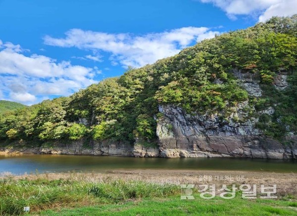 국보 '울주 대곡리 반구대 암각화' 전경 / 문화재청 제공.