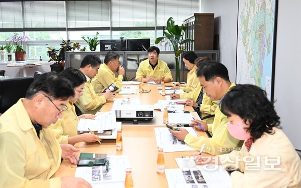 16일 울산시 북구는 집중호우에 대비해 노동완 부구청장 주재로 긴급회의를 열고 집중호우 시 피해 예상 지역에 대한 철저한 관리 및 예찰을 지시했다.   사진영상부 김동수 기자 dskim@ksilbo.co.kr