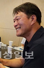 ▲ 이동근(사진) 시인
