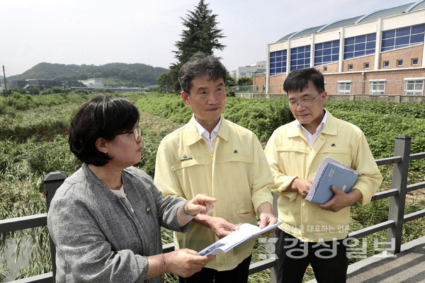 천창수 울산시교육감이 집중호우와 태풍 등 여름철 자연재난 대비 상황을 점검하고자 20일 울주군 남창중학교를 찾아 학교 주변 고산천 상황과 학생 통학환경 등을 점검했다.
