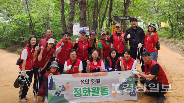 울산 중구 관내 황방산 정화활동을 하였다. 김종윤 단장은 맨발 걷기를 하시는 우리 중구 주민들이 깨끗하고 안전하게 건강을 지킬 수 있도록 지속적인 환경정화 활동에 힘을 쏟겠다고 말했다.   사진영상부 김경우 기자 woo@ksilbo.co.kr