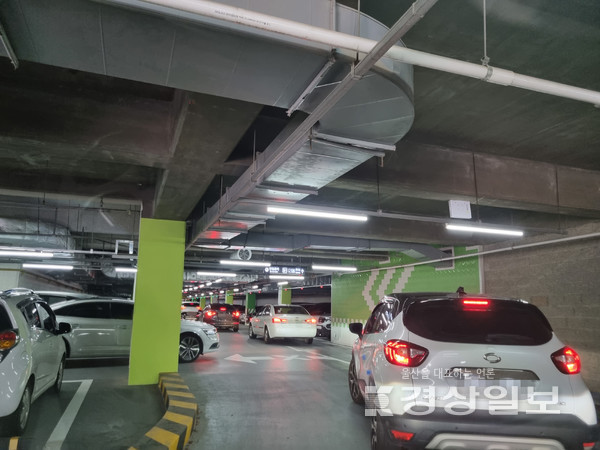 25일 오전 8시20분께 찾은 울산시교육청 청사 지하 1층 주차장으로 들어가는 입구가 차량들로 정체 혼잡 현상을 빚고 있다.