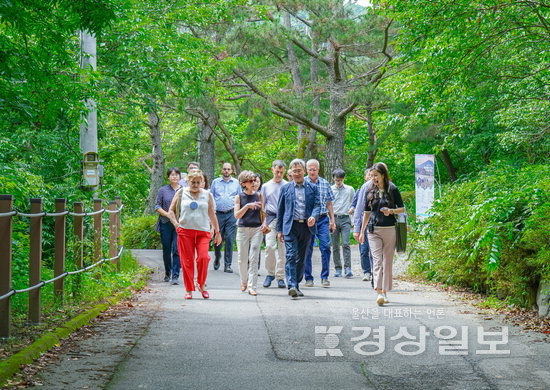 ▲ 반구대 투어에서 즐거워하는 유럽 각국 대사들.