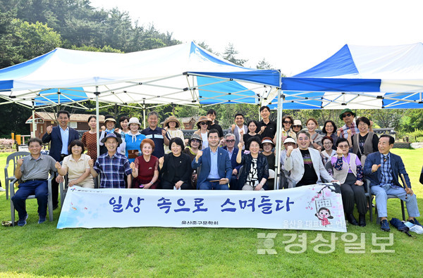 울산중구문학회가 지난 28일부터 울산 중구 태화연에서 시화전을 열고 있다.