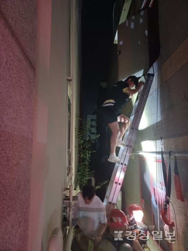 지난 11일 오후 11시13분께 울산 북구 연암동의 한 건물에서 화재가 발생해 2층 피시방 손님 49명이 대피하는 일이 발생했다.