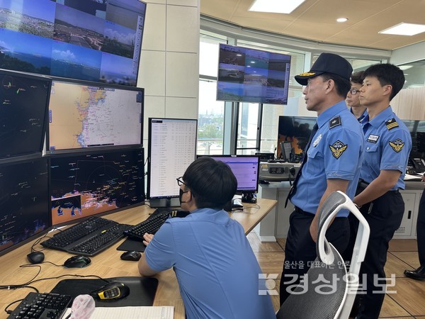 채광철 남해지방해양경찰청장은 제6호 태풍 카눈이 지나간 지난 11일 울산 관내 취약항포구를 순시하고 울산항 VTS와 울산항 파출소를 방문해 피해사항 등을 점검했다.