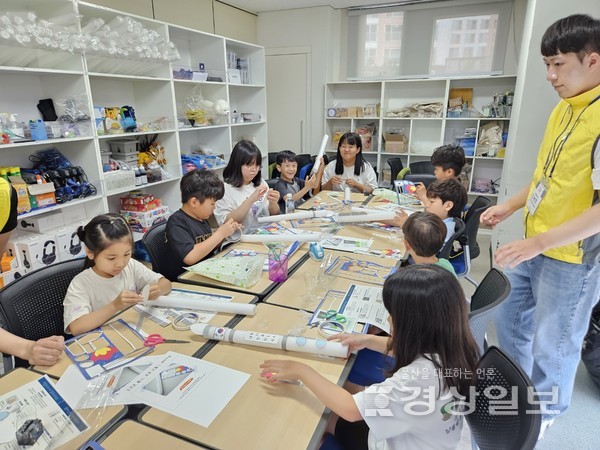 울산 중구청소년문화의집은 지난 19일 청소년 300여명이 참여한 가운데 청소년어울림마당 테마파크 ‘무한상상! 과학놀이터’를 열었다.