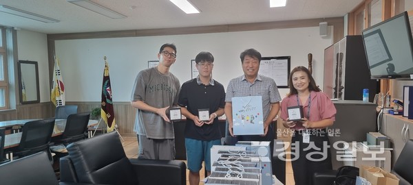 중부청소년수련관 바리스타 동아리 ‘커피재공’은 22일 울주군 범서읍 구영중학교와 범서중학교를 찾아 커피 드립백을 전달했다.