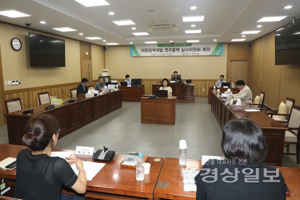 울산 동구의회는 25일 의회 소회의실에서 의원정책개발 연구용역 심사위원회를 열어 ‘의원연구용역 과제 검토 및 정책개발비 지원 심의의 건’을 가결했다.