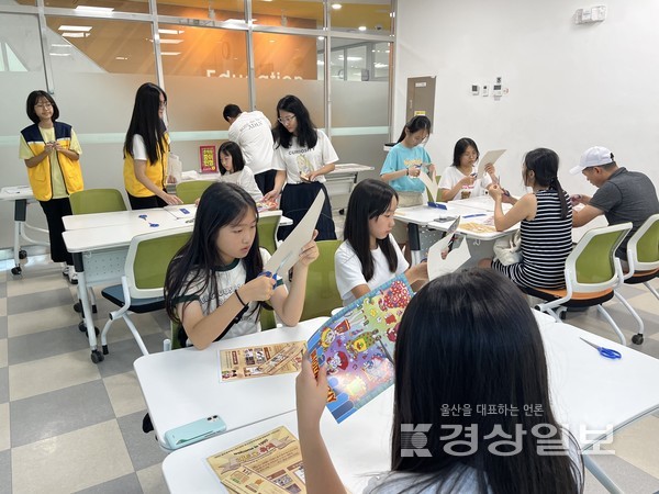 울산 울주군시설관리공단 중부청소년수련관은 지난 26일 청소년과 가족 300명을 대상으로 ‘welcome to 1990! 레트로축제’를 열었다.