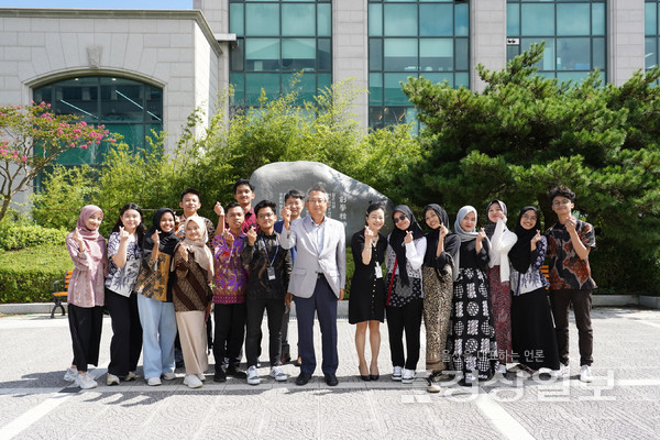 울산과학대학교가 인도네시아 정부 기관으로부터 국비 장학생 해외 파견 프로그램에 선정돼 인도네시아 유학생이 입학했다고 5일 밝혔다. 인도네시아 유학생들이 조홍래 울산과학대 총장과 기념촬영을 하고 있는 모습.