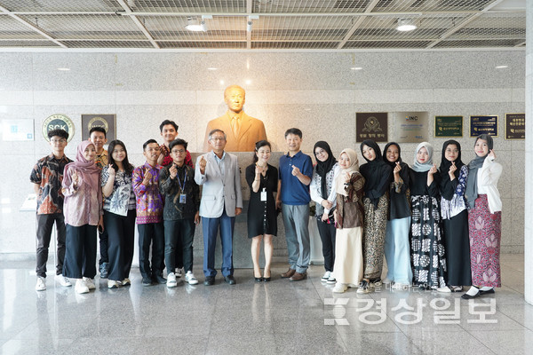 울산과학대학교가 인도네시아 정부 기관으로부터 국비 장학생 해외 파견 프로그램에 선정돼 인도네시아 유학생이 입학했다고 5일 밝혔다. 인도네시아 유학생들이 조홍래 울산과학대 총장과 기념촬영을 하고 있는 모습.