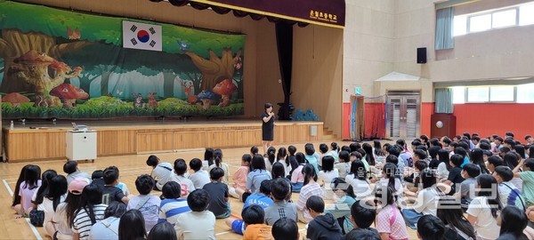 한국중독예방교육원은 6일 울산 북구 호계동 은월초등학교를 찾아 약물 오남용의 이해·중독약물의 종류·중독약물과 뇌의 변화 등에 대해 등 ‘찾아가는 마약류 등 유해약물 예방교육’을 실시했다.