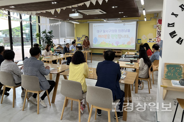 울산시교육청은 울산마을교육공동체거점센터가 폐교 시설을 활용한 전국 모범사례로 인정받으면서 다른 지역의 견학이 잇따르고 있다고 7일 밝혔다.