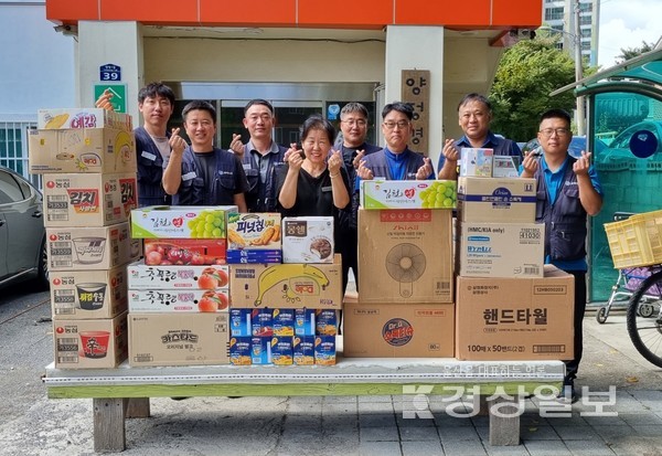 현대자동차지부 통합사업부위원회(대표 김정규)와 대의원들이 양정느티나무 지역아동센터를 방문해 정성이 가득한 간식과 물품을 전달했다. 사진영상부 김경우 기자 woo@ksilbo.co.kr