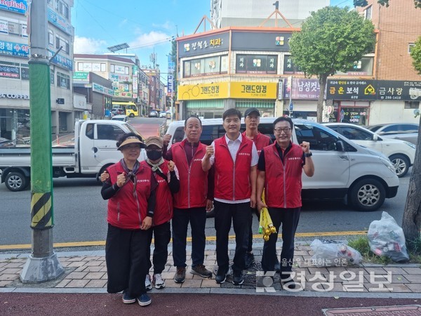 9월 8일 당근봉사단(김종윤 단장)은 약사초등학교, 무룡중학교, 학성여고 앞 안전한 등하굣길 조성을 위한 교통안전캠페인을 매일 진행한다