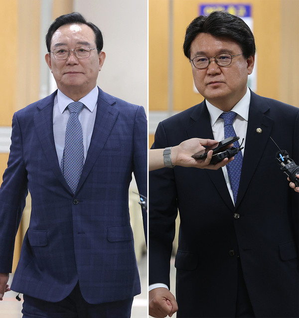 송철호(왼쪽) 전 울산시장과 황운하 더불어민주당 의원이 11일 오전 서초구 서울중앙지방법원에서 열린 문재인 정부 당시 청와대의 울산시장 선거 개입 의혹 관련 1심 속행 공판에 출석하고 있다. 연합뉴스