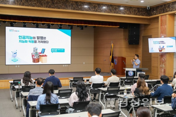 울산항만공사(UPA)는 13일 김태원 한국지능정보사회진흥원 수석연구원을 초청, UPA 및 울산항 관련 업단체 임직원들을 대상으로 ‘ChatGPT와 생성 AI가 가져올 노동의 미래’를 주제로 특강을 진행했다.
