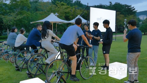 울산울주세계산악영화제는 UNIST 에너지화학공학과에 기술 개발을 의뢰해 지난 14일 자전거를 동력으로 한 상영시연회를 UNIST 잔디마당에서 성공적으로 진행했다고 17일 밝혔다.
