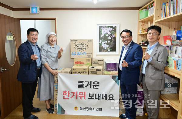울산시의회 이장걸 예산결산특별위원장과 안수일 의원이 20일 추석을 맞아 남구의 한 복지시설을 방문해 위문품을 전달한 뒤 관계자를 격려했다.