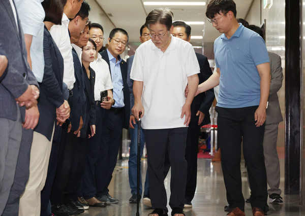단식 중인 더불어민주당 이재명 대표가 17일 오후 수척해진 모습으로 당 대표실 앞을 걸어가고 있다. 연합뉴스