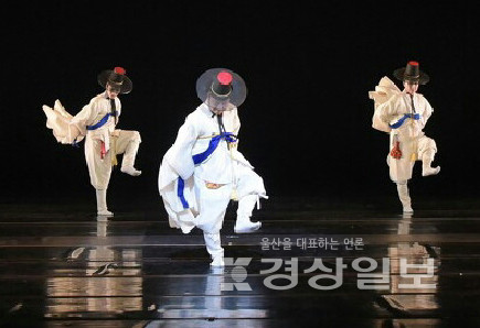 울산학춤보존회는 26일 울산 중구 성안동 아트홀 마당에서 정기공연 ‘춤 그 이상의 가치 -울산학춤’을 선보인다.
