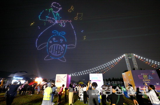 ▲ 2023 태화강빛축제에서 시민들이 초대가수의 공연을 관람하고 있다. 오른쪽은 축제장에 마련된 테이블에서 축제를 즐기는 가족 단위의 관람객들.