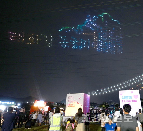 ▲ 2023 태화강빛축제에서 시민들이 초대가수의 공연을 관람하고 있다. 오른쪽은 축제장에 마련된 테이블에서 축제를 즐기는 가족 단위의 관람객들.