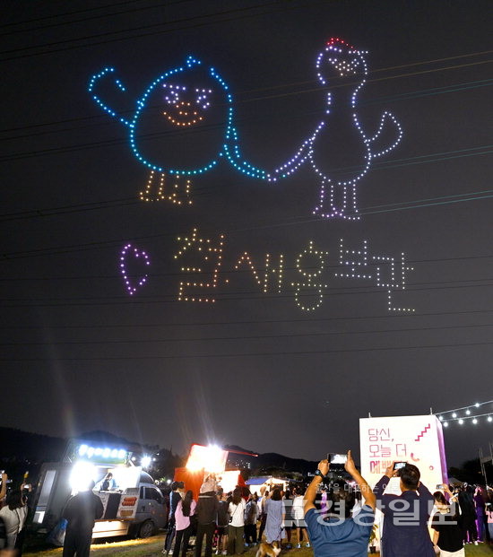 ▲ 2023 태화강빛축제에서 시민들이 초대가수의 공연을 관람하고 있다. 오른쪽은 축제장에 마련된 테이블에서 축제를 즐기는 가족 단위의 관람객들.
