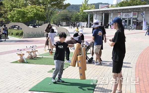 추석인 29일 울산대공원을 찾은 시민들이 광장에 마련된 전통놀이를 체험하고 있다. 김경우기자 woo@ksilbo.co.kr