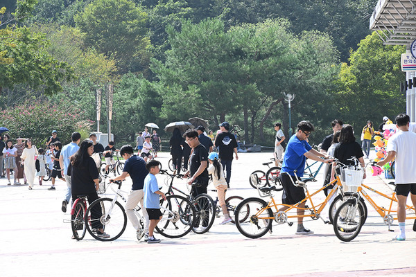 추석인 29일 울산대공원을 찾은 시민들이 자전거를 타며 한가하게 휴일을 보내고 있다. 김경우기자 woo@ksilbo.co.kr