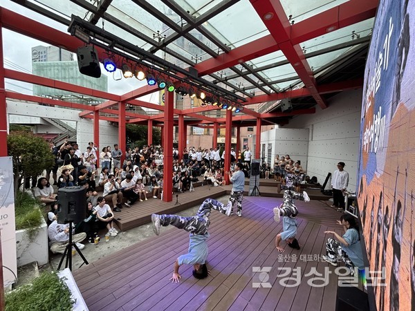 울산시 전문예술단체 포시크루는 지난 24일 울산 중구 성남동 큐빅광장에서 '청년예술가 테마여행III'를 성황리에 마쳤다.