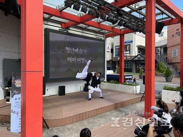 울산시 전문예술단체 포시크루는 지난 24일 울산 중구 성남동 큐빅광장에서 '청년예술가 테마여행III'를 성황리에 마쳤다.