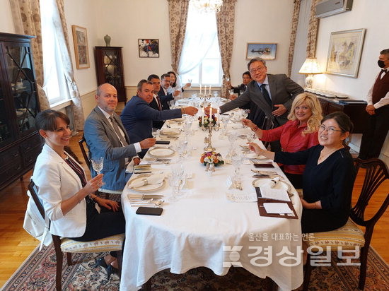 ▲ 주 헝가리 대사 시절 헝-한 의원친선협회 회원 관저만찬.