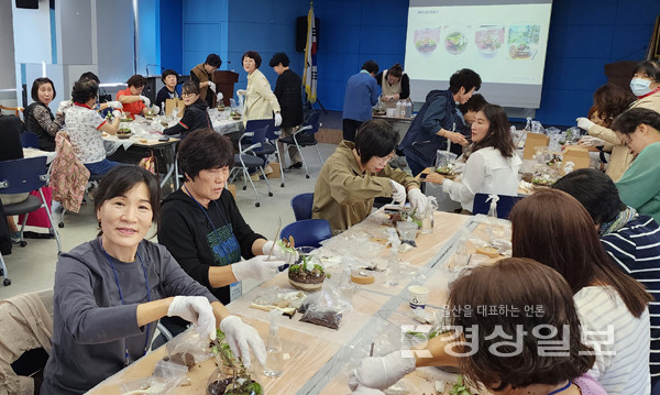 12일 본점 강의실에서 박옥남 강사의 테라리움 나만의 정원만들기 특강이 열렸다.임규동기자
