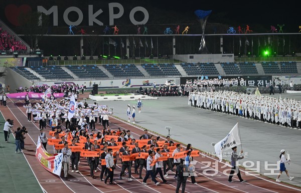 13일  전남 목포종합경기장에서 열린 104회 전국체육대회  개회식에서 울산시선수단이 힘차게 입장하고 있다. 목포=김동수기자 dskim@ksilbo.co.kr